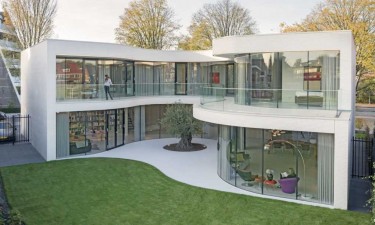 Ngắm ngôi nhà xinh đẹp uốn lượn quanh cây ô liu ở Hà Lan