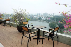 Khu vườn trên sân thượng đẹp như công viên mini ở Hà Nội