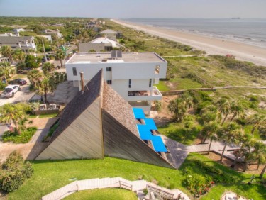 Độc đáo ngôi nhà hình tam giác ẩn mình bên bờ biển