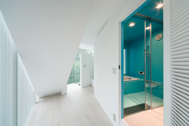 Màu xanh ngọc của nhà tắm khiến cho không gian ngôi nhà thêm sinh động và tươi tắn.