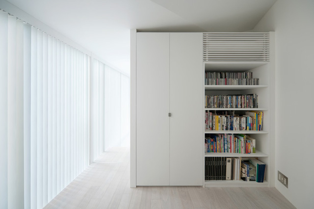 Kiến trúc sư tiết kiệm không gian nhà đẹp bằng cách tận dụng tường làm kệ sách và tủ áo.
