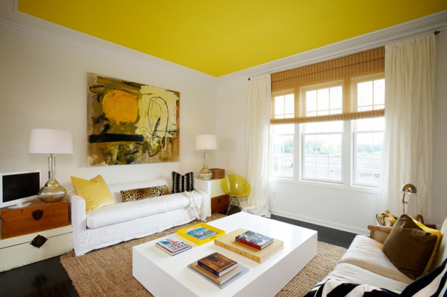 Một sai lầm thường gặp phải khi sơn trần các căn phòng nhỏ đó là sử dụng sơn màu trắng. Thay vào đó hãy thử những màu sắc tươi sáng để tạo điểm nhấn và cảm giác thoáng mát hơn.