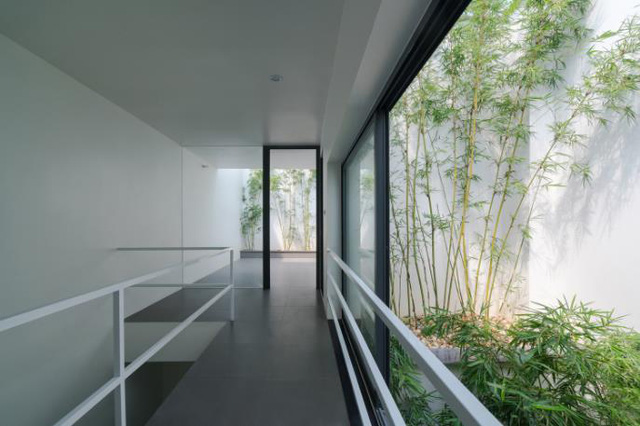 ''
Khu vực cầu thang và hành lang nằm ở trung tâm kết nối các không gian trong ngôi nhà.
''