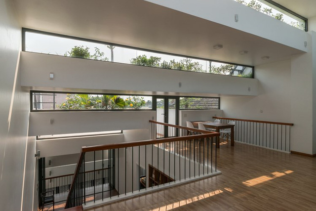 ''
Nhờ cách thiết kế các tầng mái độc đáo, các phòng chức năng trong nhà đều nhận được khí trời và ánh sáng tự nhiên.
''