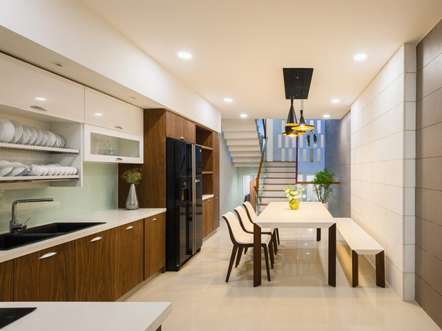 ''
Căn bếp được thiết kế hiện đại với bộ bàn ăn trắng làm điểm nhấn cho ngôi nhà.
''