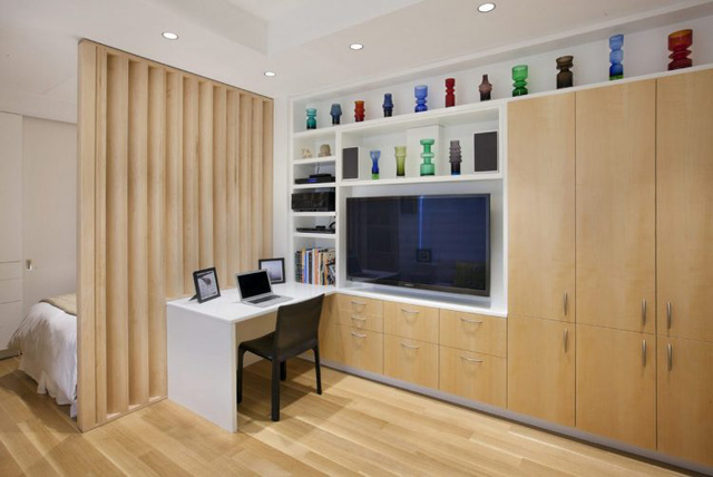 Không gian phòng khách, bếp được thiết kế mở két hợp với gam màu sáng của nội thất và tường nhà khiến căn hộ nhỏ trở nên rộng rãi hơn. 
