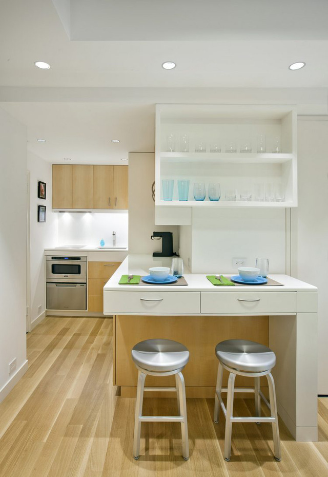 Khu vực bếp và bàn ăn tuy nhỏ nhưng được thiết kế khá thuận tiện với hệ thống tủ kệ đa năng. 