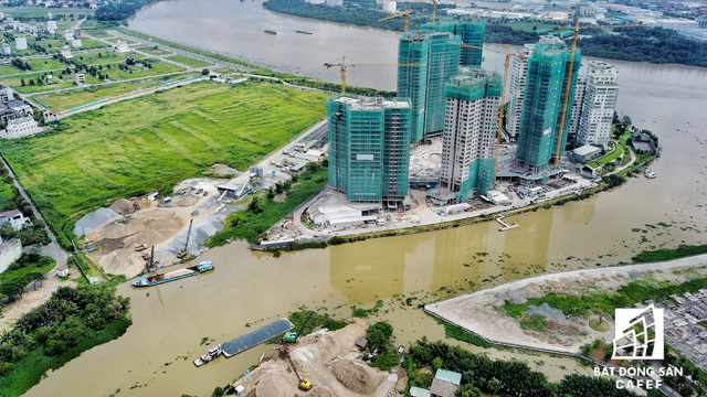 Khu đảo Kim Cương hiện tại. Theo quan sát, khu vực này hiện đa phần là dự án nhà phố do tận dụng lợi thế đường sông khá dài, bên cạnh một số cao ốc cao cấp đang đẩy nhanh tiến độ xây dựng 
