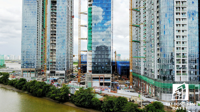 Công trường thi công dự án Vinhomes Golden River ngay bên cạnh nhà ga ngầm giáp sông Sài Gòn.