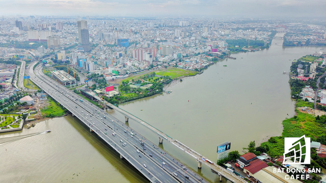 Công trường thi công đoạn tuyến băng qua sông Sài Gòn.
