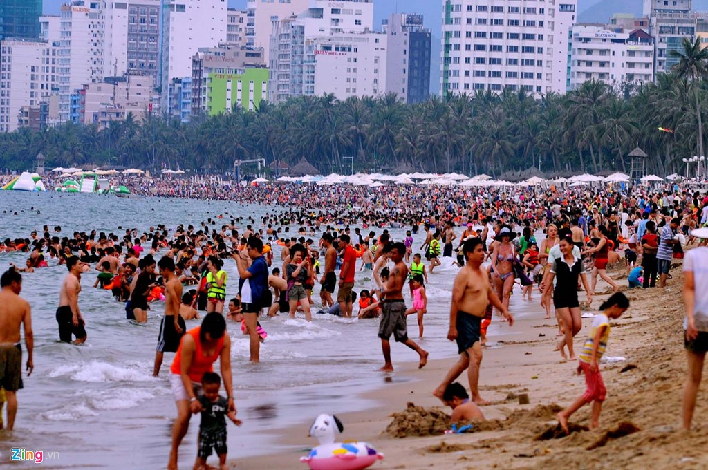 '
Cảnh chen chân của hàng vạn người ở bãi tắm trung tâm đường Trần Phú bãi biển Nha Trang
'