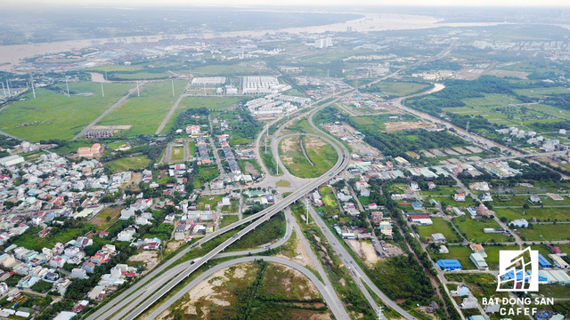 Khu vực quận 2 đang tập trung đầu tư xây dựng nhiều dự án giao thông lớn như đường Vành Đai, mở rộng các nút giao kết nối đồng bộ với tuyến cao tốc TP.HCM - Long Thành - Dầu Giây