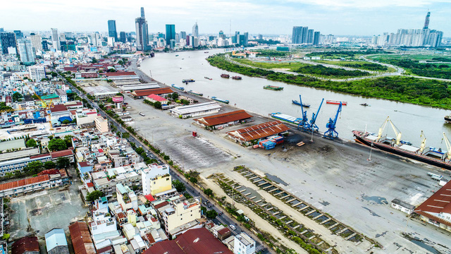 TP.HCM đang tích cực đẩy nhanh tốc độ di dời cảng nội thành Nhà Rồng - Khánh Hội (quận 4), hiện tiến độ đạt trên 70% để nhường đất phát triển đô thị. 