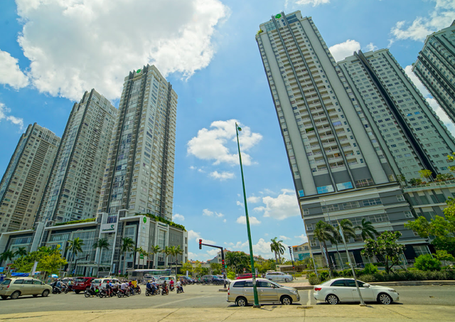 Cao ốc trên đường Nguyễn Hữu Thọ quận 7